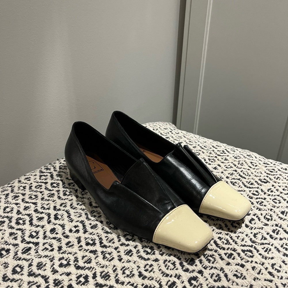 Elegant Black and Cream Women's Loafers L’Autre Chose made in Italy